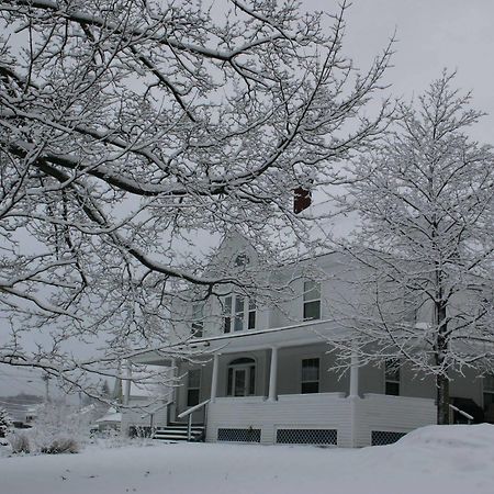 The Young House Bed And Breakfast Millinocket Kültér fotó
